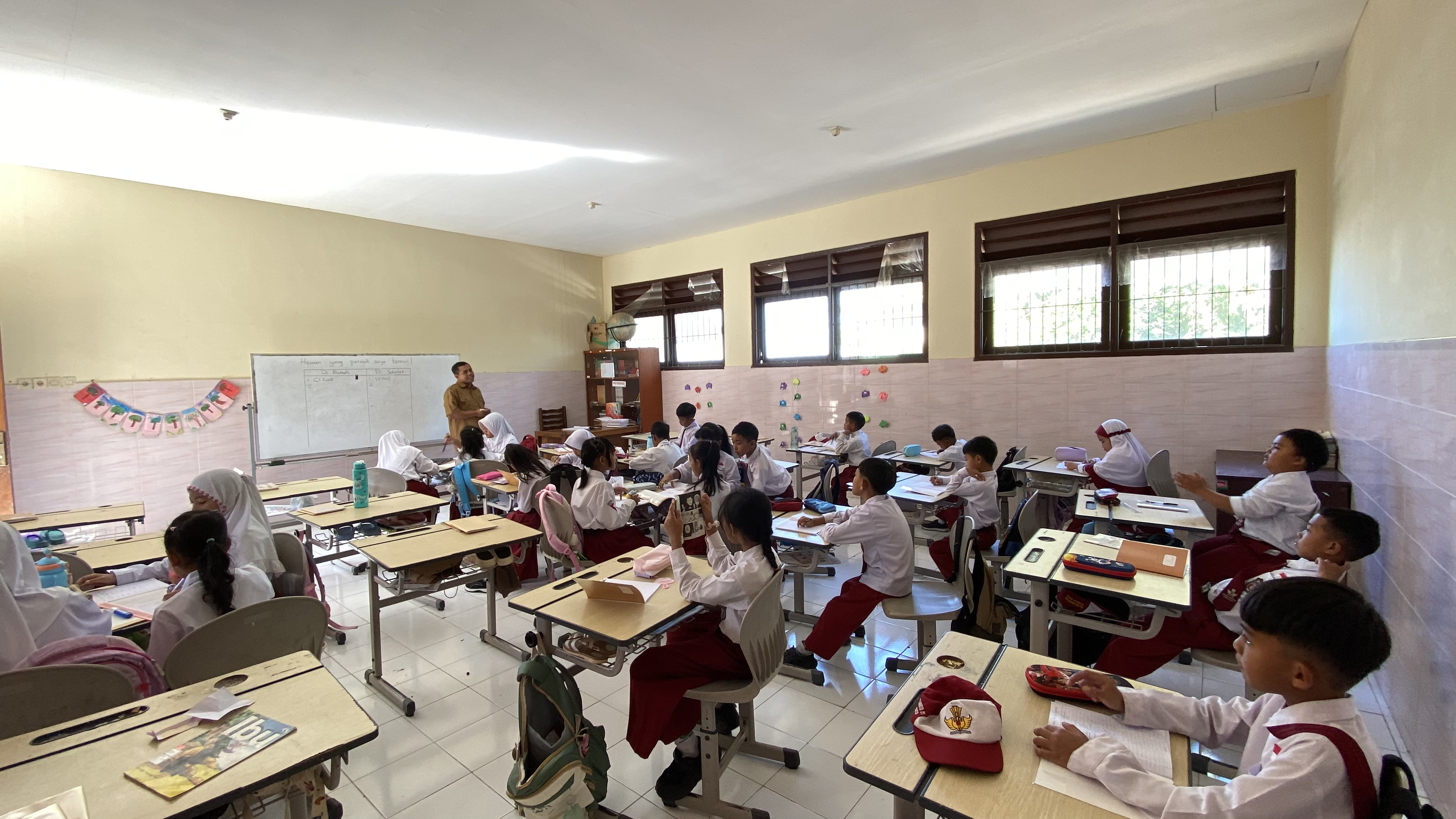 Gedung dan aktivitas belajar siswa SDN Bulukerto 01